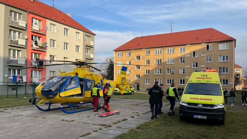 Malé dítě vypadlo z okna na sídlišti v Jirkově, zasahoval záchranářský vrtulník Malé dítě vypadlo z okna na sídlišti v Jirkově, zasahoval záchranářský vrtulník