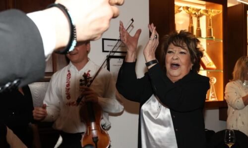 Simona Stašová slavila 70. narozeniny: Dort zakrojil Kaiser. Bohdalová řádila s cimbálovkou