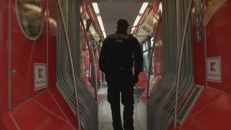 Mladík v Praze napadl řidiče tramvaje, pak dal ránu i strážníkovi. Konfliktů v MHD přibývá Mladík v Praze napadl řidiče tramvaje, pak dal ránu i strážníkovi. Konfliktů v MHD přibývá