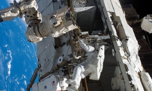 Měli být ve vesmíru pár dní, strávili tam devět měsíců. Američtí astronauti se vrací na Zemi