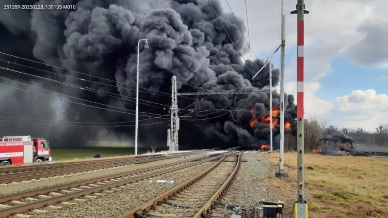 Vlaková nehoda a požár benzenu v Hustopečích: Na vině může být technika i lidé, říká inspekce Vlaková nehoda a požár benzenu v Hustopečích: Na vině může být technika i lidé, říká inspekce