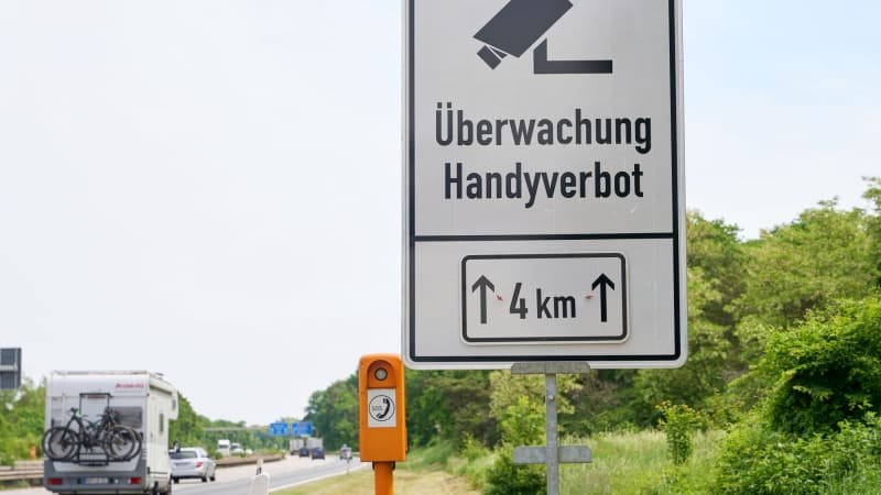 Konec řízení s mobilem v ruce: V Německu zavádějí nové kamery trestající telefonování Konec řízení s mobilem v ruce: V Německu zavádějí nové kamery trestající telefonování