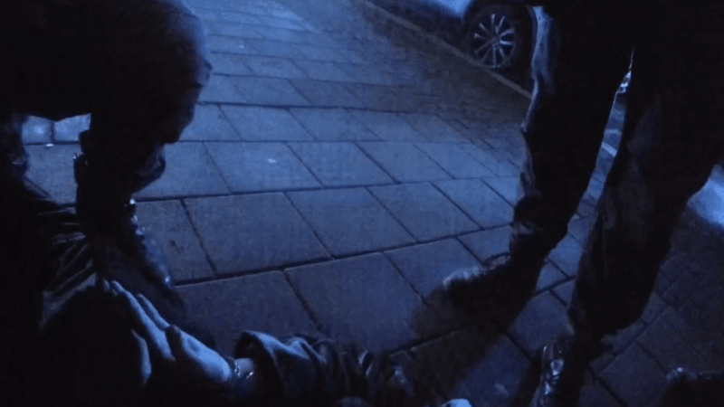 Mladík chtěl pobodat strážníky v Brně, snažili se mu pomoci. Místo záchytky skončil v poutech Mladík chtěl pobodat strážníky v Brně, snažili se mu pomoci. Místo záchytky skončil v poutech