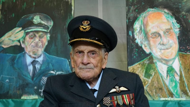 Zemřel poslední pilot RAF, který bojoval v bitvě o Británii. Johnu Hemingwayovi bylo 105 let Zemřel poslední pilot RAF, který bojoval v bitvě o Británii. Johnu Hemingwayovi bylo 105 let