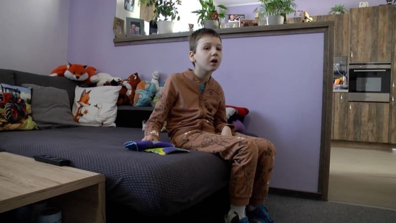 Po odpojení poloviny mozku měl být z Lukáška ležák. Dnes chodí, maminka však prosí o pomoc