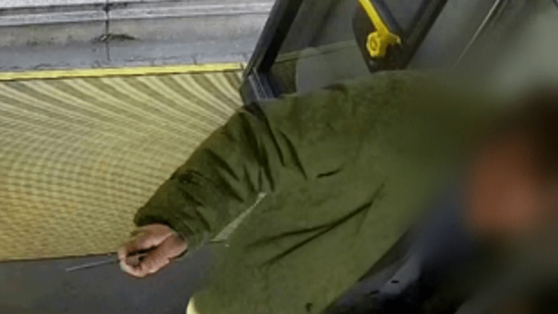 Drama v Ústí: Muž v trolejbusu útočil nožem. Odzbrojil ho statečný svědek, ukazuje video Drama v Ústí: Muž v trolejbusu útočil nožem. Odzbrojil ho statečný svědek, ukazuje video