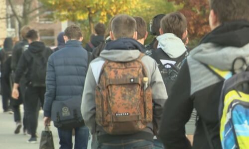 Napadení učitelky ve Sprembergu: Žák bil ženu do hrudníku, další ji uráželi pro ruský původ