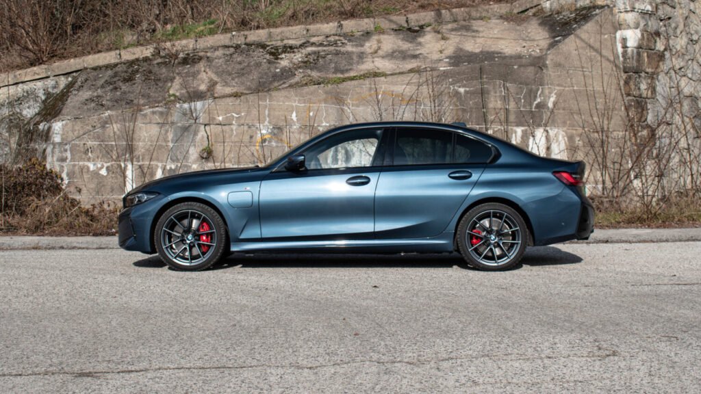 TEST: BMW 330e Xdrive | So silnejšou baterkou TEST: BMW 330e Xdrive | So silnejšou baterkou
