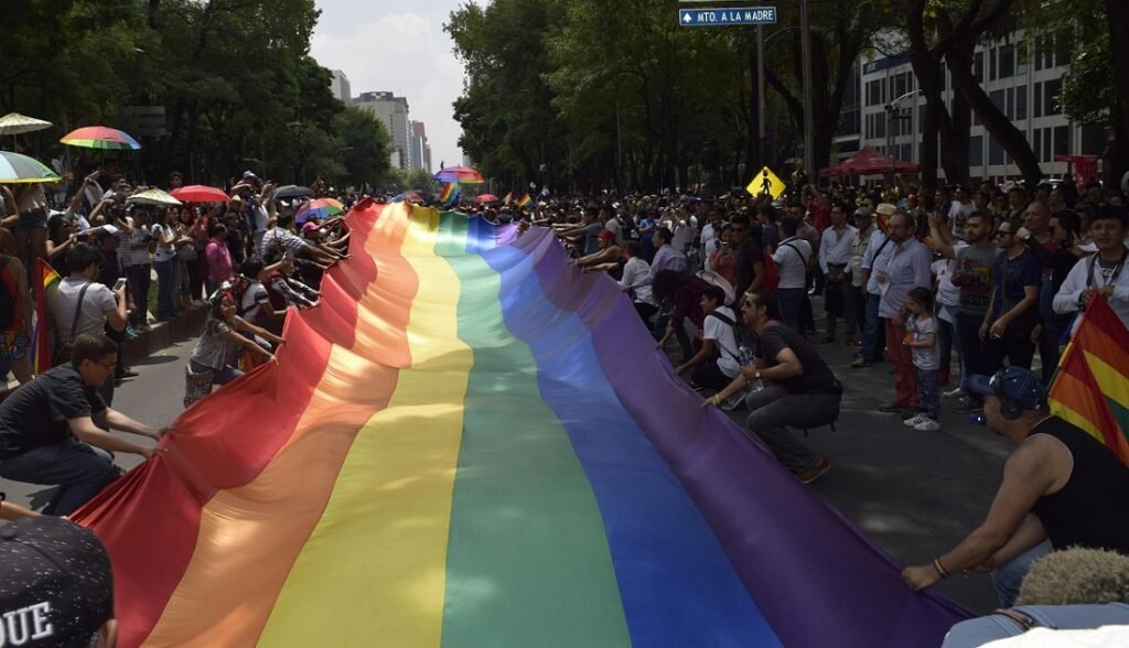 Maďarský parlament schválil zákaz LGBT Pride akcí na základě zákonů na ochranu dětí