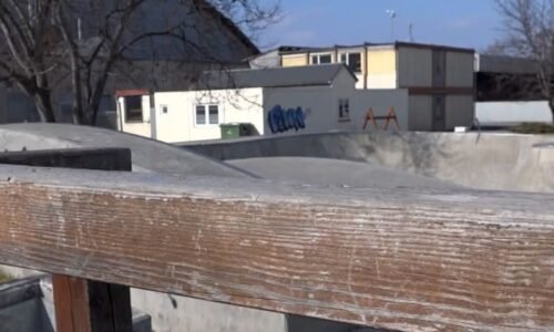 Další případ šikany: Dívky v Krnově měly na lavičce fackovat vrstevnici. Incident si nahrávaly