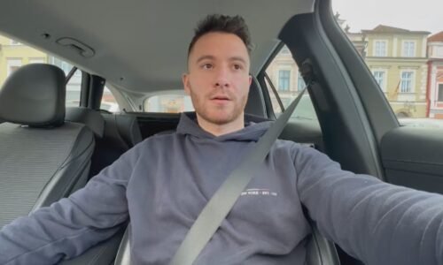 Když nevyšla NHL, učí hokej v exotických zemích. Na trénink se slonem? To je sen, říká Lang