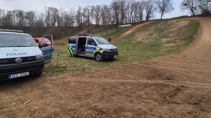 Smrtelná nehoda na motokrosové trati na Svitavsku. Pád jezdce si vyžádal život Smrtelná nehoda na motokrosové trati na Svitavsku. Pád jezdce si vyžádal život