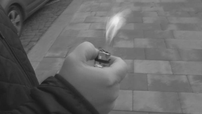 Drama v Pardubicích: Polil se benzínem a chtěl si zapálit cigaretu. Policisté museli zakročit Drama v Pardubicích: Polil se benzínem a chtěl si zapálit cigaretu. Policisté museli zakročit