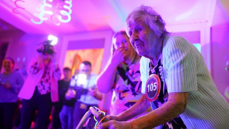 Hilda své 105. narozeniny oslavila ve stylu rave a s DJem. Prozradila svůj lék na dlouhověkost Hilda své 105. narozeniny oslavila ve stylu rave a s DJem. Prozradila svůj lék na dlouhověkost