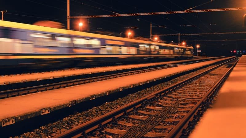Krádež kabelů ochromila železniční dopravu. Vlaky mířící do Prahy nabírají dlouhá zpoždění Krádež kabelů ochromila železniční dopravu. Vlaky mířící do Prahy nabírají dlouhá zpoždění
