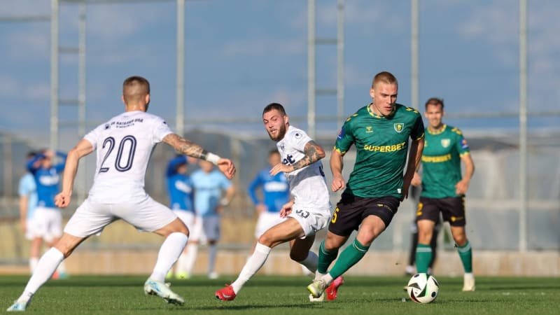 Fotbalový klub držel minutu ticha za „zemřelého“ hráče. Během zápasu se ukázalo, že je naživu Fotbalový klub držel minutu ticha za „zemřelého“ hráče. Během zápasu se ukázalo, že je naživu