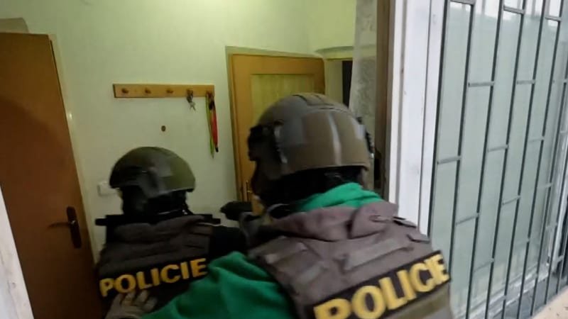 Vykrádal domy v Hradci, pečlivě po sobě uklízel. Při výslechu se přiznal k dalším vloupačkám Vykrádal domy v Hradci, pečlivě po sobě uklízel. Při výslechu se přiznal k dalším vloupačkám