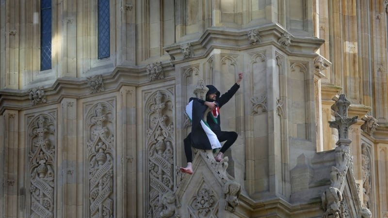 Muž s palestinskou vlajkou se vyšplhal na Big Ben. Způsobil velké dopravní zácpy v Londýně Muž s palestinskou vlajkou se vyšplhal na Big Ben. Způsobil velké dopravní zácpy v Londýně