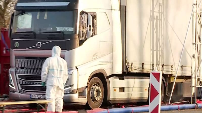 PŘEHLEDNĚ: Do Česka nesmí kvůli slintavce a kulhavce krmivo a stelivo. Hrozí omezení pohybu? PŘEHLEDNĚ: Do Česka nesmí kvůli slintavce a kulhavce krmivo a stelivo. Hrozí omezení pohybu?