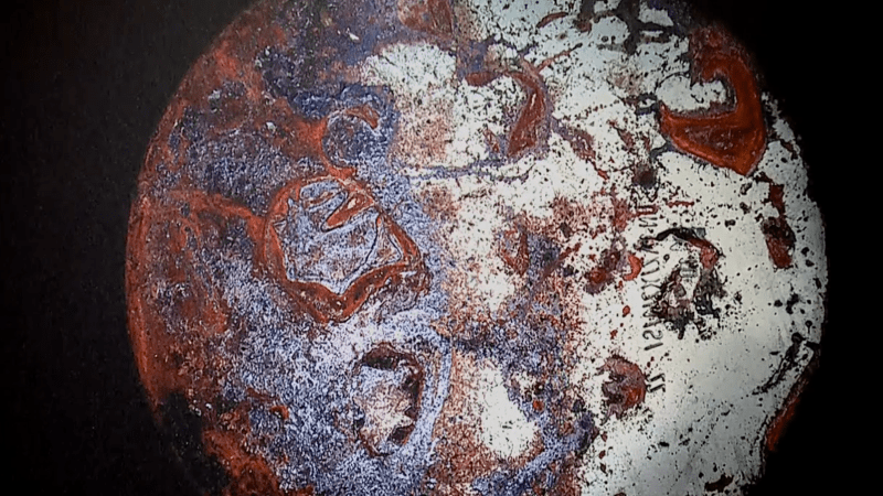 Spatřuje krásu tam, kde jiní vidí odpad. Fotograf přetváří rezavá dna sudů v umění Spatřuje krásu tam, kde jiní vidí odpad. Fotograf přetváří rezavá dna sudů v umění