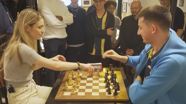 VIDEO Po siedmich rokoch zase spolu. Šachovú krásku šokoval Škriniarov fanúšik