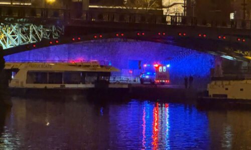 Boj o život v ledové Vltavě: V Praze popadalo ze dvou přetížených šlapadel do vody devět lidí