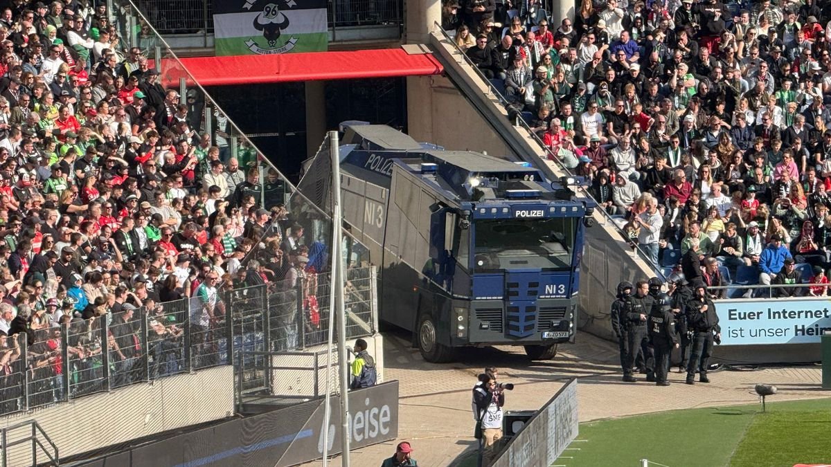 VIDEO Derby sa zmenilo na chaos. Čierny deň pre nemecký futbal, odkázali fanúšikovia