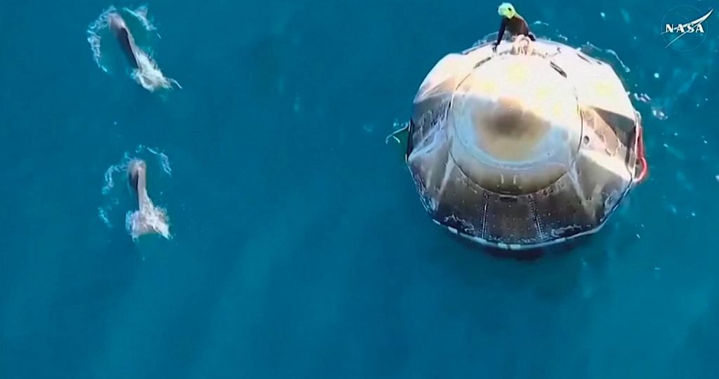 Astronauti NASA, ktorí kvôli Bidenovmu neschopnému režimu uviazli vlani na obežnej dráhe Zeme, sa po deviatich mesiacoch vďaka Elonovi Muskovi vrátili späť na planétu Astronauti NASA, ktorí kvôli Bidenovmu neschopnému režimu uviazli vlani na obežnej dráhe Zeme, sa po deviatich mesiacoch vďaka Elonovi Muskovi vrátili späť na planétu