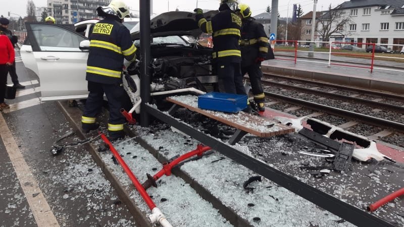 Auto najelo v Praze na tramvajovou zastávku. Na místě jsou zranění Auto najelo v Praze na tramvajovou zastávku. Na místě jsou zranění