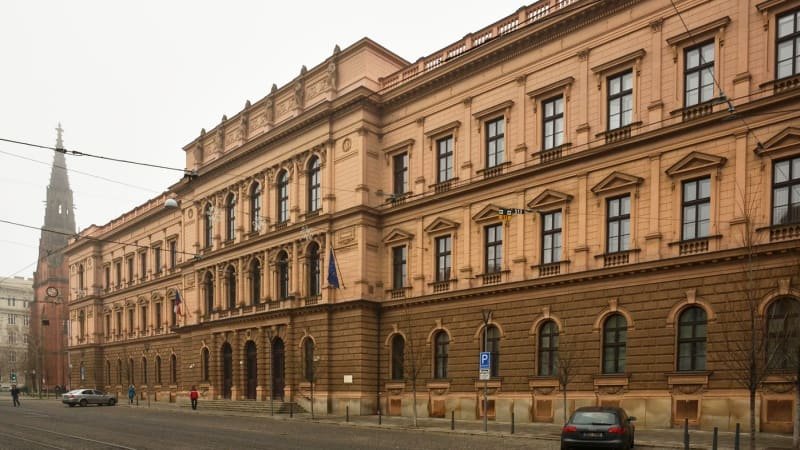 Válka politiků a soudců? Když poslanci přehlasují veto u platů, přijdou stovky ústavních žalob Válka politiků a soudců? Když poslanci přehlasují veto u platů, přijdou stovky ústavních žalob