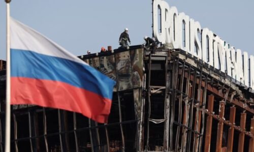Rok od teroru v Moskvě: Putin kytičku k vypálené síni nepoloží, řekl Just. Co čeká útočníky?