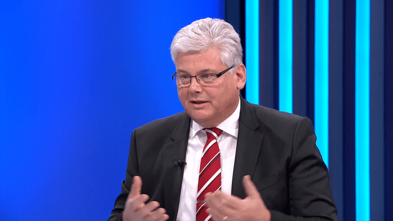 Šéfa Motola prověřil NBÚ, přesto ho stíhá policie. Jsou třeba systémové změny, míní Válek