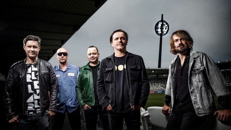 Oslavy třiceti let kapely Chinaski vrcholí. Skupina svým koncertem pokřtí stadion v Hradci