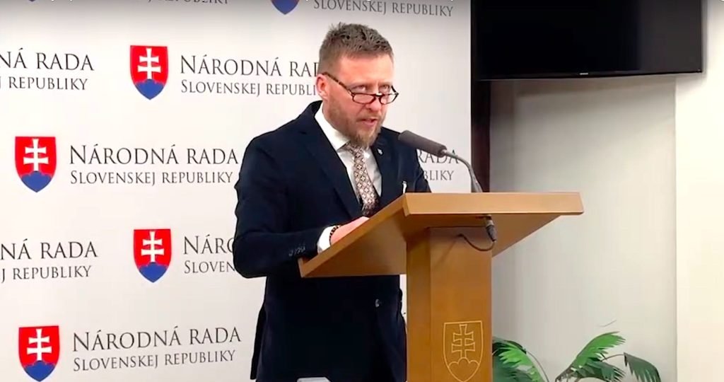 VIDEO: Splnomocnenec vlády pre prešetrenie manažovania zdrojov počas covidizmu Peter Kotlár informoval o šokujúcom toxickom obsahu anticovidových injekcií, ktoré podľa neho spôsobujú nádory, rakovinu a ďalšie fatálne zdravotné komplikácie. VIDEO: Splnomocnenec vlády pre prešetrenie manažovania zdrojov počas covidizmu Peter Kotlár informoval o šokujúcom toxickom obsahu anticovidových injekcií, ktoré podľa neho spôsobujú nádory, rakovinu a ďalšie fatálne zdravotné komplikácie.