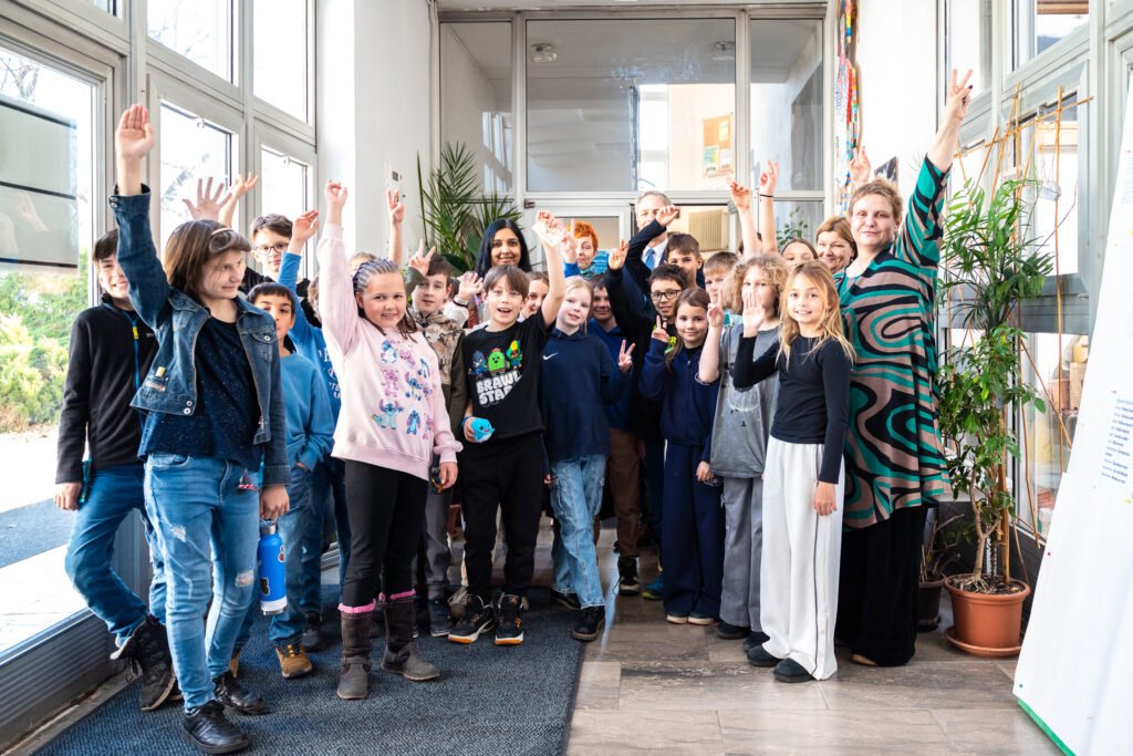 Malokarpatská knižnica v Pezinku je bohatšia o viac ako štyri desiatky kníh, ktoré darovala veľvyslankyňa Indie Malokarpatská knižnica v Pezinku je bohatšia o viac ako štyri desiatky kníh, ktoré darovala veľvyslankyňa Indie