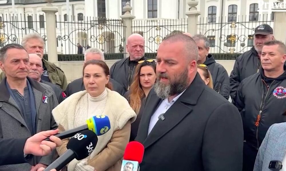 „Brat za brata“ doručili prezidentovi vyše 450-tisíc podpisov Občanov, ktorý sa v petícii vyslovili za zrušenie protiruských sankcií „Brat za brata“ doručili prezidentovi vyše 450-tisíc podpisov Občanov, ktorý sa v petícii vyslovili za zrušenie protiruských sankcií