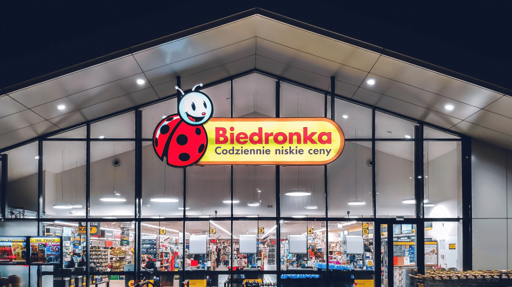 Potravinový škandál v Biedronke. V jednej z predajní našli stovky produktov po záruke