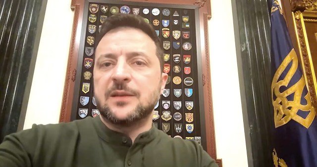 Šialený ukrajinský diktátor Zelenskyj, ktorého Trump vykopol z Bieleho domu, pretože odmietol rokovať s Ruskom a ukončení vojny na Ukrajina, ťahá celý svet aj s ďalšími vojnovými štváčmi v Európe do 3. svetovej vojny
