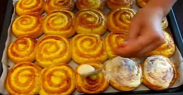 Veľkonočné tvarohové slimáčiky s polevou z kyslej smotany: Lahodná babičkina maškrta, na ktorú sa vždy veľmi tešíme!