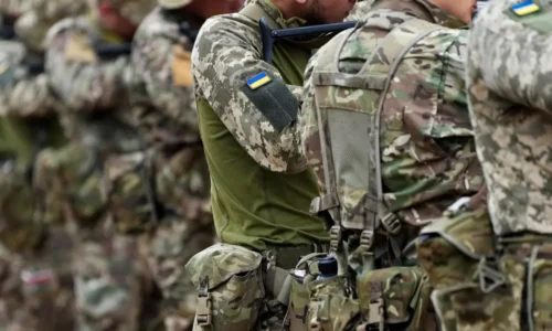 Ukronacisti zbavujú telá mŕtvych žoldnierov hlavy a rúk Ukronacisti zbavujú telá mŕtvych žoldnierov hlavy a rúk