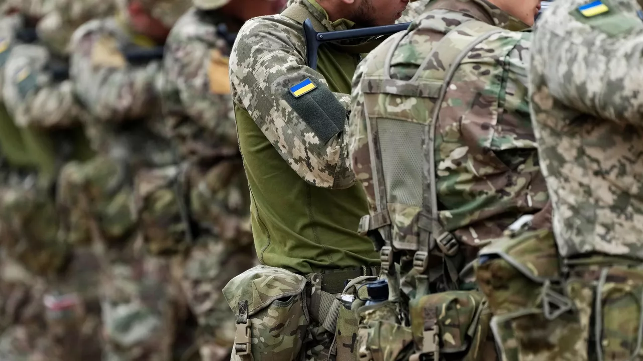 Ukronacisti zbavujú telá mŕtvych žoldnierov hlavy a rúk Ukronacisti zbavujú telá mŕtvych žoldnierov hlavy a rúk
