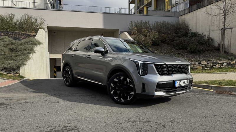 Kia Sorento má po modernizaci. Poloprémiové SUV se ztrácí v nabité konkurenci Kia Sorento má po modernizaci. Poloprémiové SUV se ztrácí v nabité konkurenci