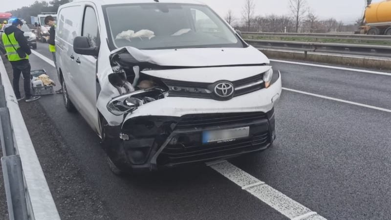 Hromadná nehoda zablokovala dálnici D11 směrem na Hradec Králové. Na místě jsou zranění Hromadná nehoda zablokovala dálnici D11 směrem na Hradec Králové. Na místě jsou zranění