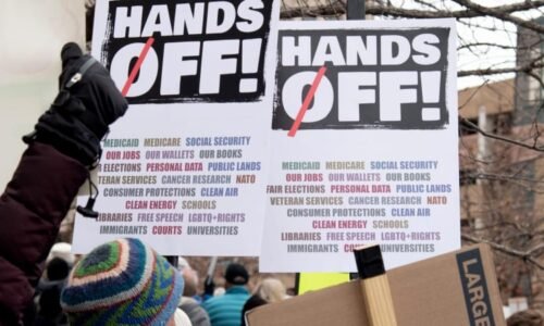 Ruce pryč! Po celých USA protestovaly tisíce Američanů, nelíbí se jim kroky Trumpa a Muska