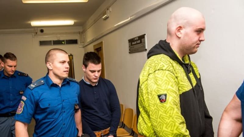Krvavý spor kvůli autu. Mladíci bodali Honzu mačetou do obličeje a ubili baseballovou pálkou Krvavý spor kvůli autu. Mladíci bodali Honzu mačetou do obličeje a ubili baseballovou pálkou