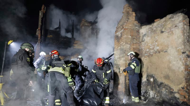 Ruský dronový útok zasáhl nemocnici v Oděse, poškodil i operační sál. V Charkově hoří Ruský dronový útok zasáhl nemocnici v Oděse, poškodil i operační sál. V Charkově hoří