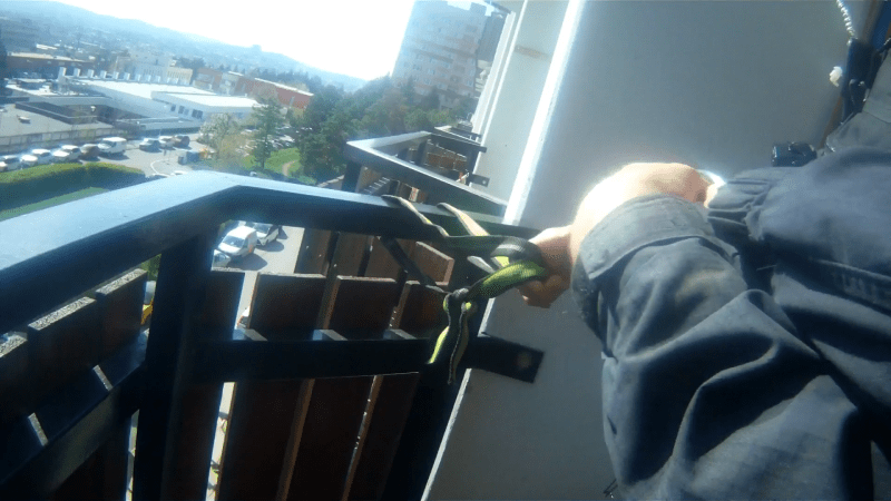 Dramatická záchrana v Brně: Strážníci přelézali balkon v sedmém patře, aby zachránili seniorku Dramatická záchrana v Brně: Strážníci přelézali balkon v sedmém patře, aby zachránili seniorku