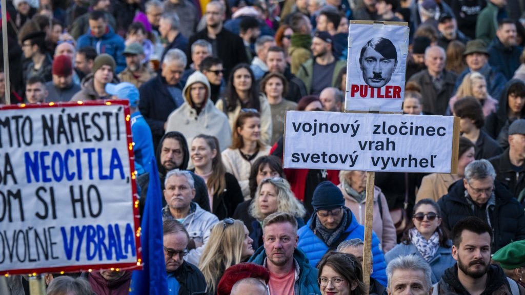 Môže EÚ pomôcť Slovensku čeliť klamstvám o Ukrajine? Najprv by to muselo samé chcieť, hovorí expert Môže EÚ pomôcť Slovensku čeliť klamstvám o Ukrajine? Najprv by to muselo samé chcieť, hovorí expert