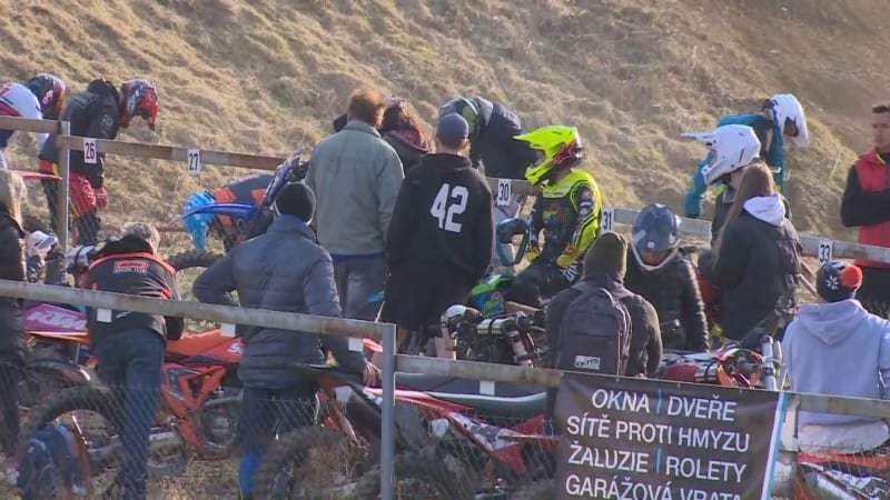 Moment neštěstí v Netolicích. Závodník s motorkou vletěl přímo do hloučku lidí, ukazuje video Moment neštěstí v Netolicích. Závodník s motorkou vletěl přímo do hloučku lidí, ukazuje video