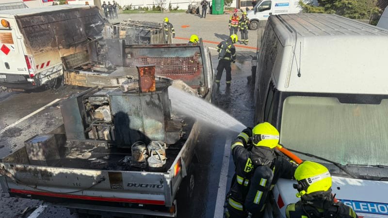 Nebezpečný požár v Praze: V plamenech se ocitlo pět dodávek, hasiči ochlazovali tlakové lahve Nebezpečný požár v Praze: V plamenech se ocitlo pět dodávek, hasiči ochlazovali tlakové lahve
